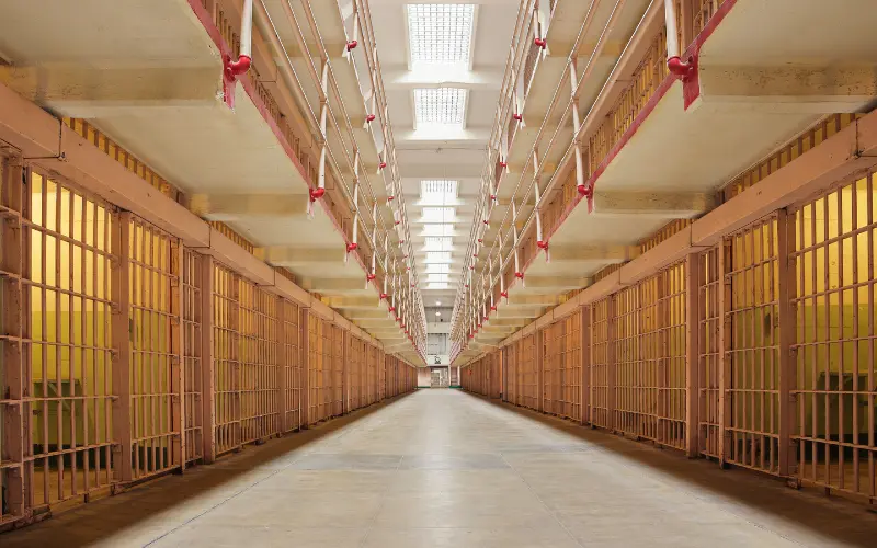 Le couloir principal de la prison d'Alcatraz surnommé Broadway avec ses cellules alignées