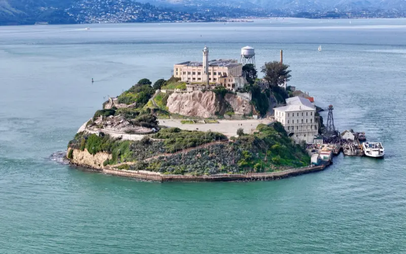 Vue panoramique sur la baie de San Francisco et le Golden Gate Bridge depuis l'île d'Alcatraz