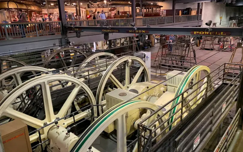 Intérieur du Cable Car Museum avec les mécanismes de traction par câble