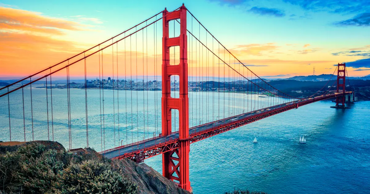 Le Golden Gate Bridge au coucher du soleil avec vue sur la baie de San Francisco